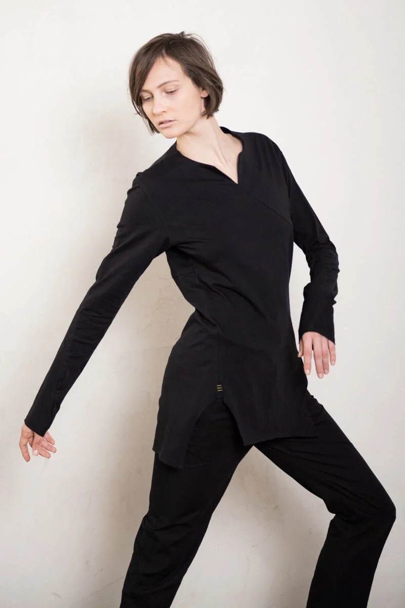 eigensinnig wien | Artmann | Asymmetrischer Pullover aus leichter Baumwolle in schwarz