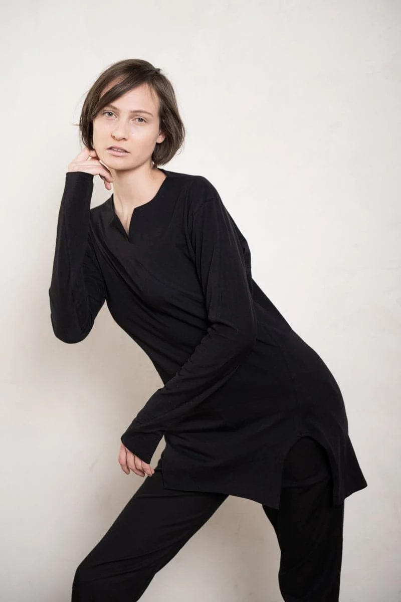 eigensinnig wien | Artmann | Asymmetrischer Pullover aus leichter Baumwolle in schwarz