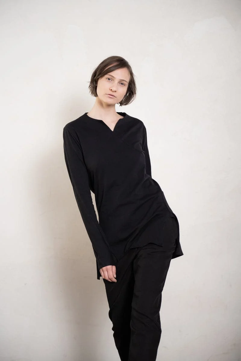 eigensinnig wien | Artmann | Asymmetrischer Pullover aus leichter Baumwolle in schwarz