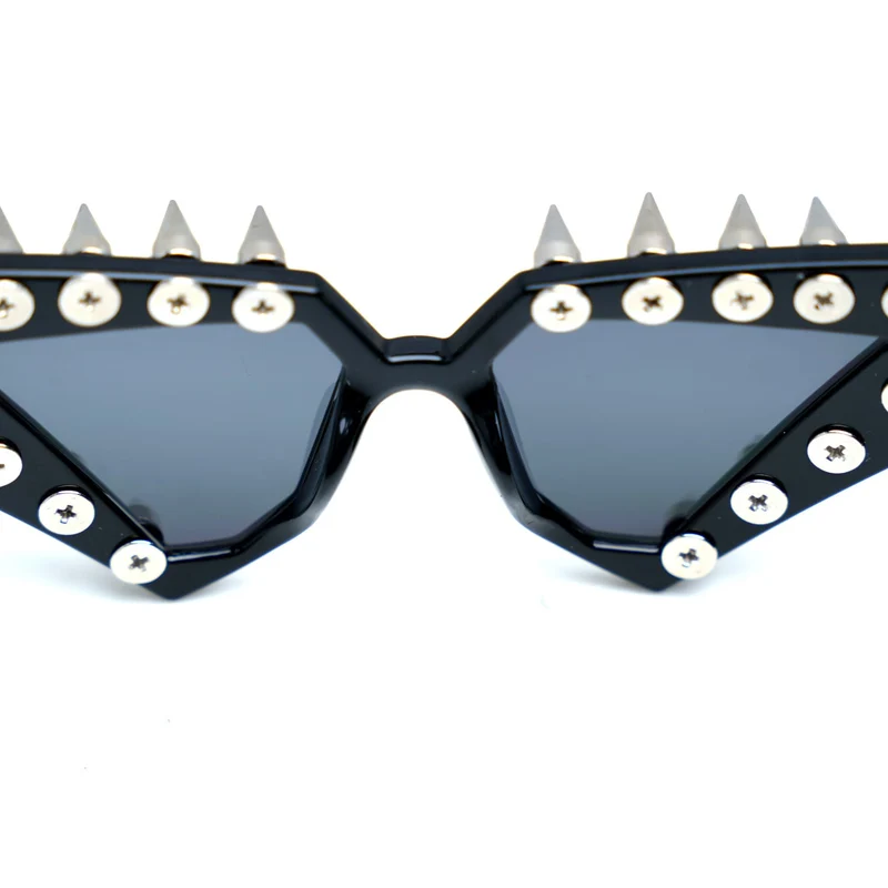 Unisex Punk Sonnenbrille mit Stacheln, geometrischem Katzenaugen-Design