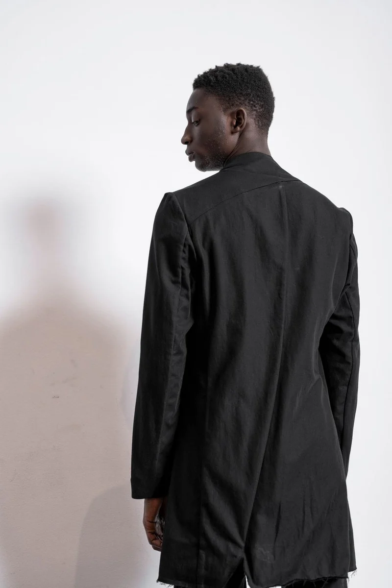 eigensinnig wien | Fromm | Eleganter Herren Gehrock mit Stehkragen in Schwarz