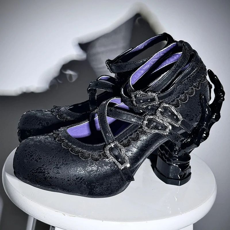 Gothic-Schuhe für Damen mit gekreuzten Schnallenriemen und Skeletthand-Absatz