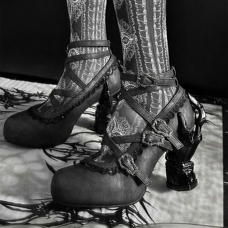 Gothic-Schuhe für Damen mit gekreuzten Schnallenriemen und Skeletthand-Absatz