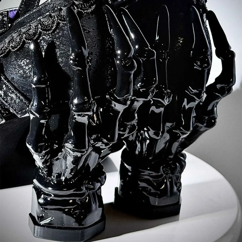 Gothic-Schuhe für Damen mit gekreuzten Schnallenriemen und Skeletthand-Absatz