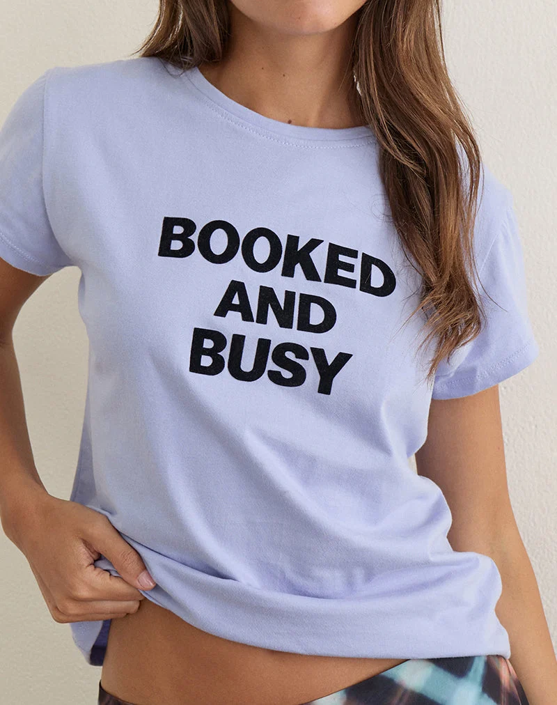 Clio Baggy-T-Shirt in Flieder mit dem Aufdruck „Booked and Busy“