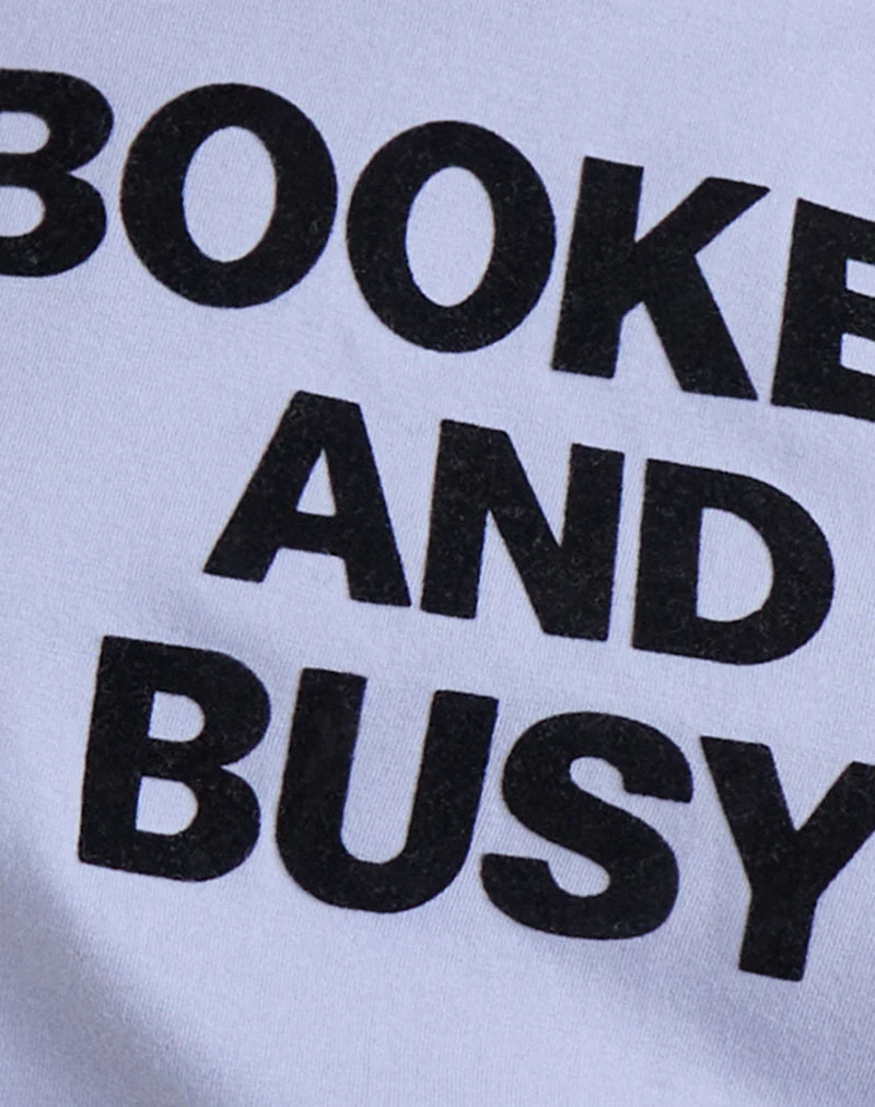 Clio Baggy-T-Shirt in Flieder mit dem Aufdruck „Booked and Busy“