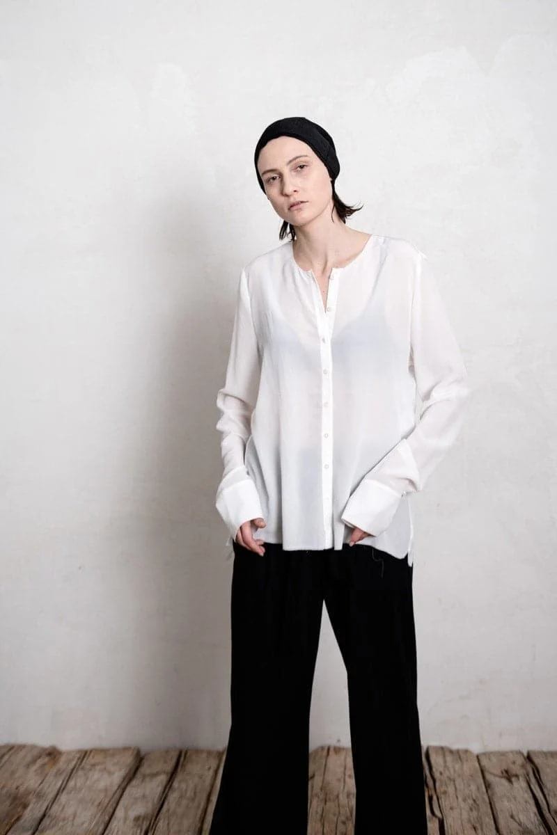 eigensinnig wien | De Beauvoir | Elegante und leichte Seidenbluse für den Sommer in weiß