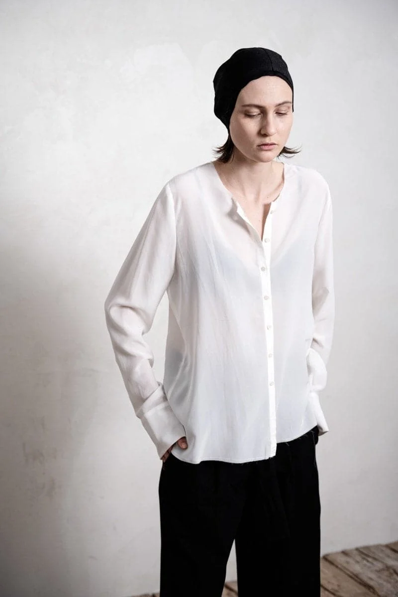 eigensinnig wien | De Beauvoir | Elegante und leichte Seidenbluse für den Sommer in weiß
