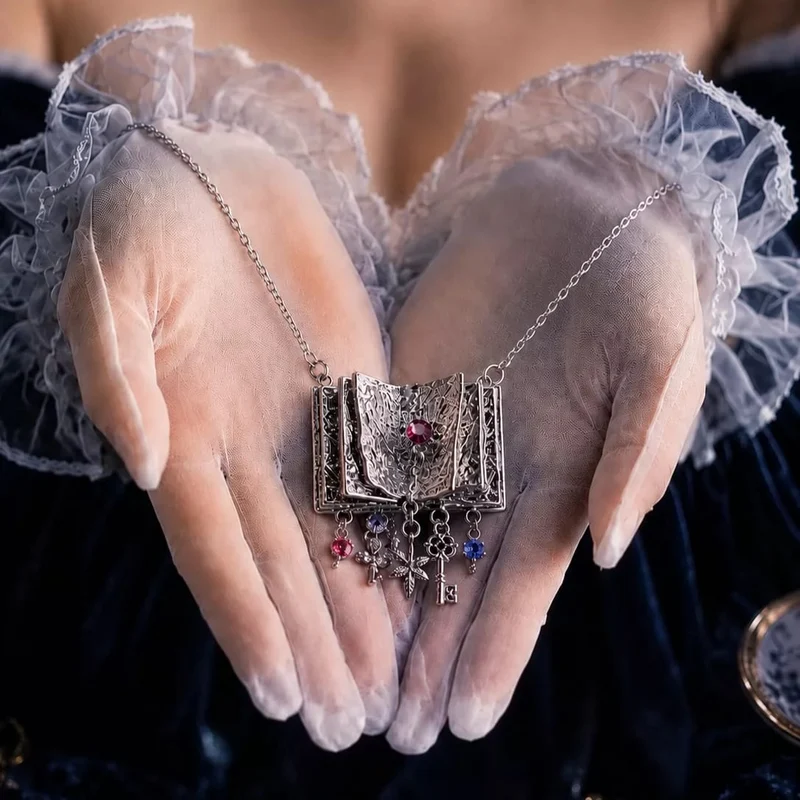 Gothic-Halskette für Damen mit 3D-Strassanhänger in Schlüsselform, floralem Design und offenem Buchmotiv
