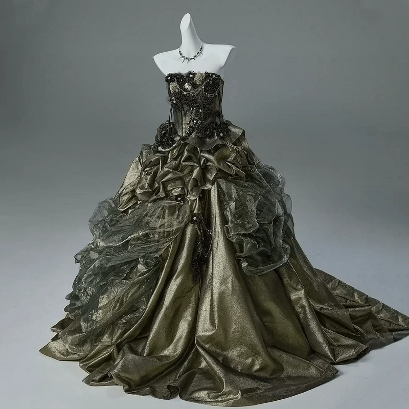 Maßgeschneidertes gotisches trägerloses, perlenbesetztes Blumenkleid mit drapierter Schleppe für Damen – Partykleid/Hochzeitskleid