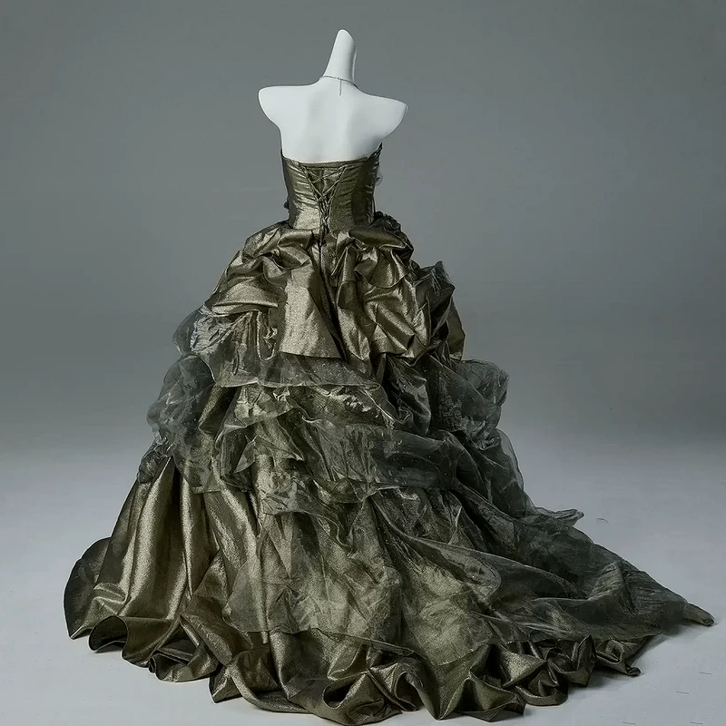 Maßgeschneidertes gotisches trägerloses, perlenbesetztes Blumenkleid mit drapierter Schleppe für Damen – Partykleid/Hochzeitskleid
