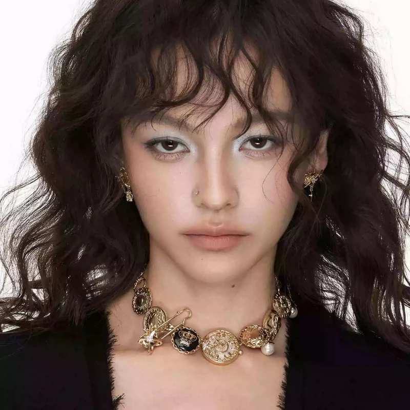 Damen-Choker mit Grunge-Motiv, geprägten Medaillons und Perlen