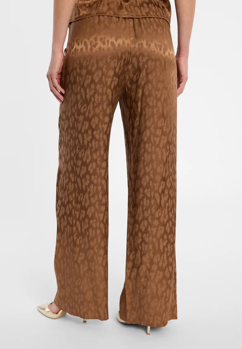 Satinhose Dohia