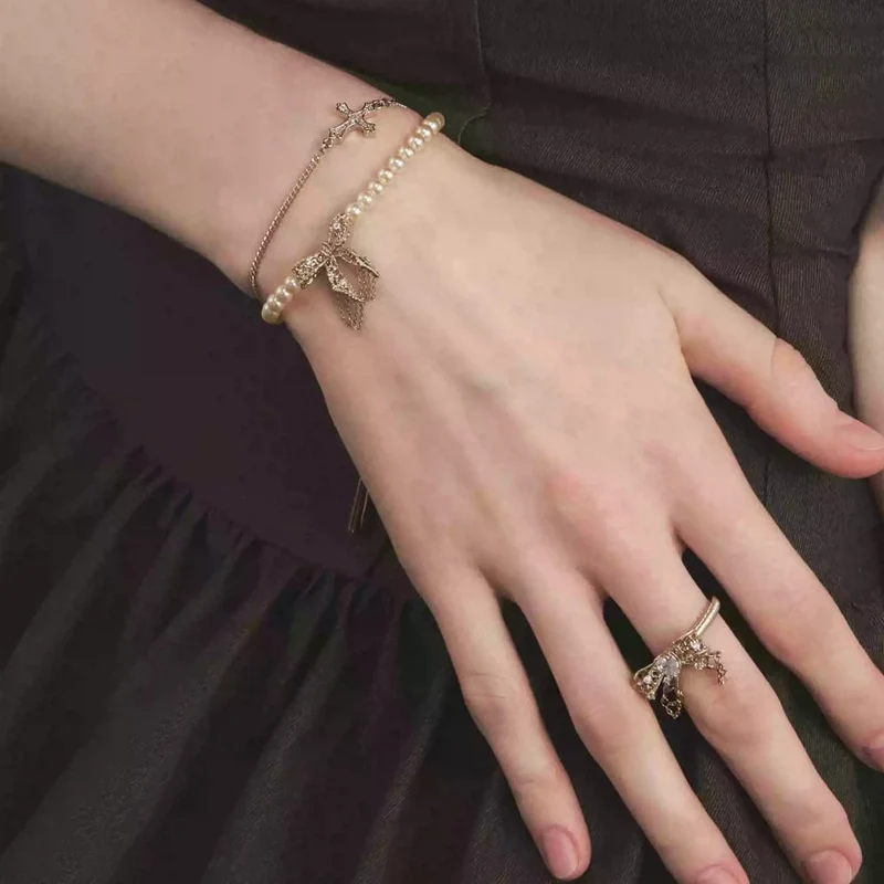 Grunge-Perlenarmband mit Kreuz und Schleife für Damen