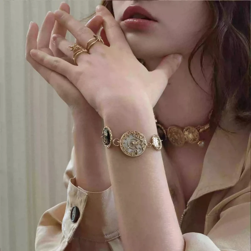 Grunge-Armband für Damen mit mehreren geprägten Medaillons