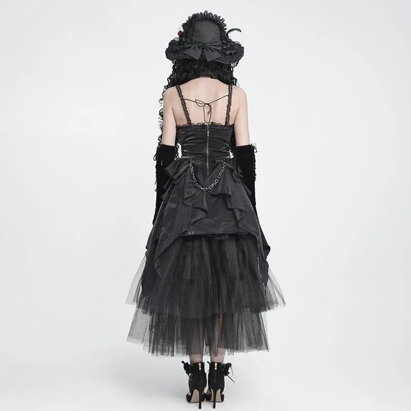Schwarzes, gotisches Damen-Slipkleid mit Schnürung, Ketten, Raffungen und unregelmäßigem Saum – ideal als Hochzeitskleid.