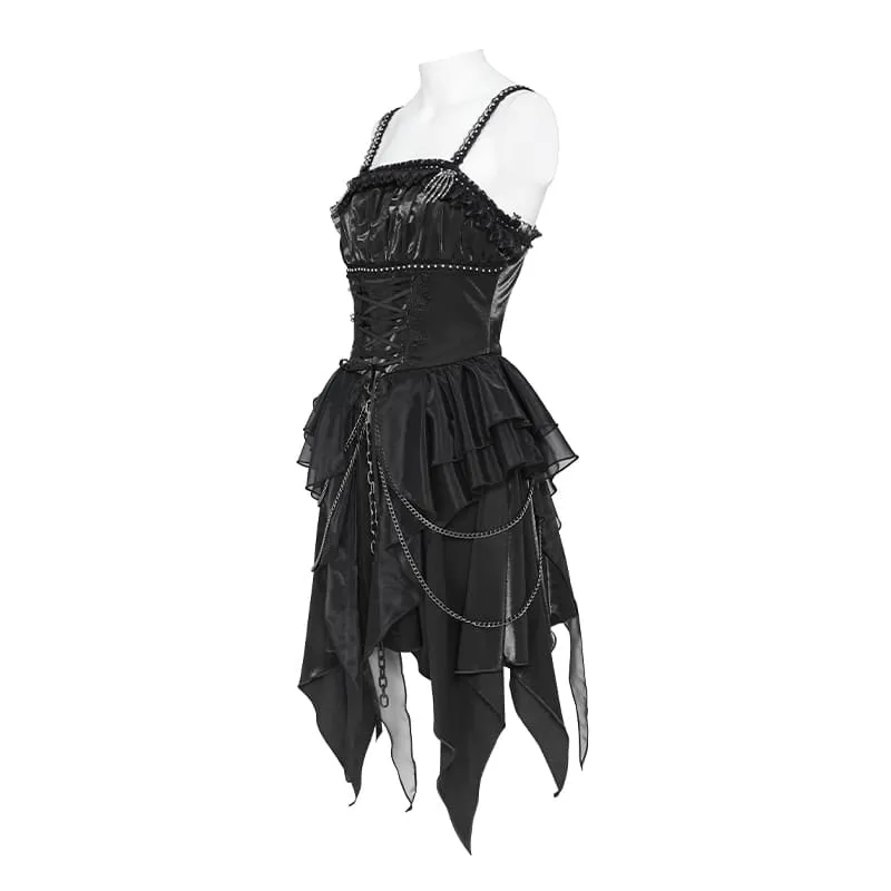 Schwarzes, gotisches Damen-Slipkleid mit Schnürung, Ketten, Raffungen und unregelmäßigem Saum – ideal als Hochzeitskleid.