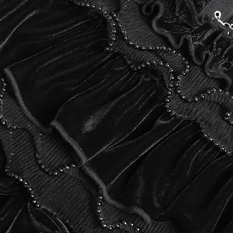 Schwarze Gothic-Shorts aus Samt für Damen mit mehreren Lagen, Perlenbesatz und Rüschen.