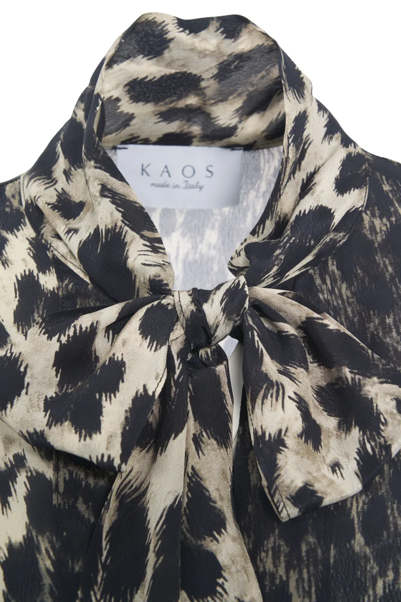Blusa con collo a sciarpa