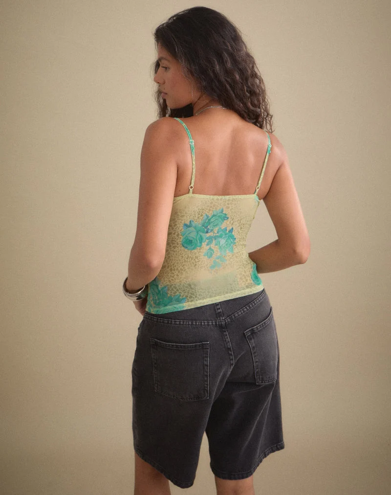 Ranita Cami-Top mit Rüschenbesatz in „Green Blurred Jungle“ mit türkisfarbener Rose