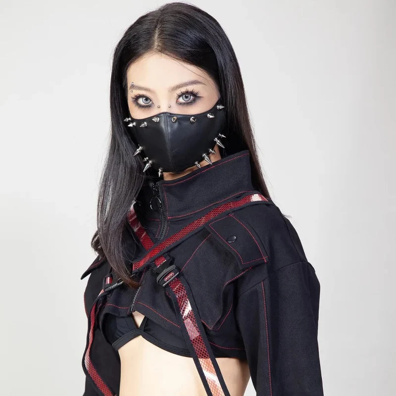 Damen-Maske aus Kunstleder mit Punk-Nieten