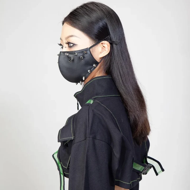 Damen-Maske aus Kunstleder mit Punk-Nieten