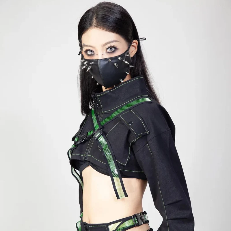 Damen-Maske aus Kunstleder mit Punk-Nieten