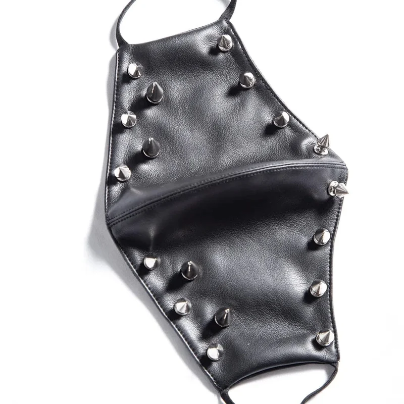 Damen-Maske aus Kunstleder mit Punk-Nieten
