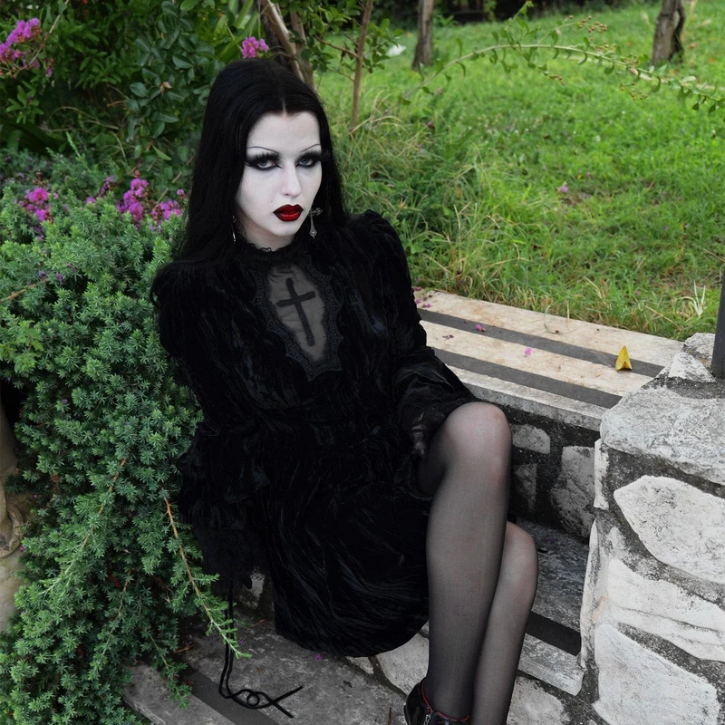 Damen-Gothic-Spitzensamtkleid mit ausgestellten Ärmeln
