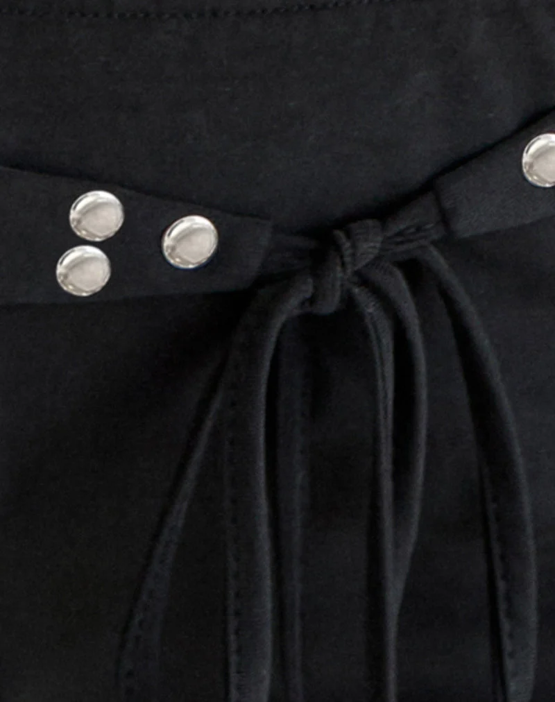 Oliga-Shorts mit Nieten und Wickelbindeband in Schwarz
