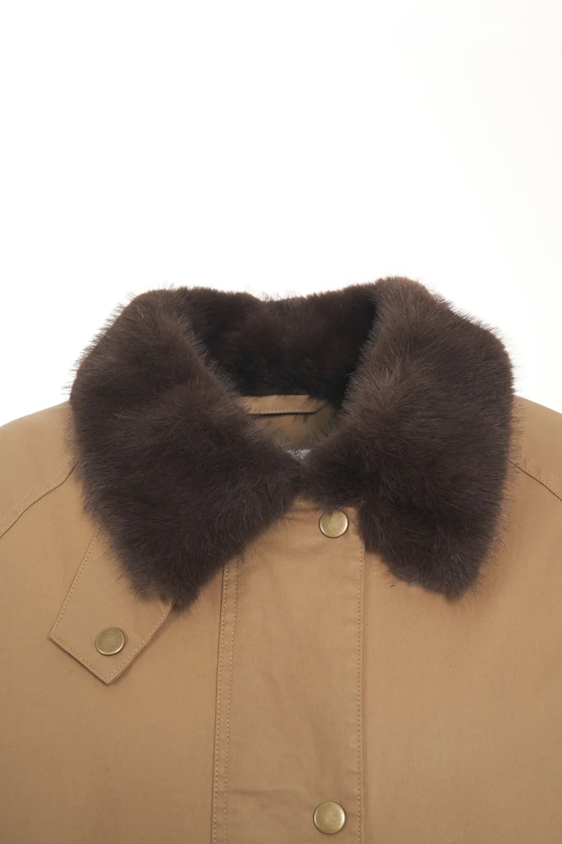 Cappotto con collo in pelliccia sintetica
