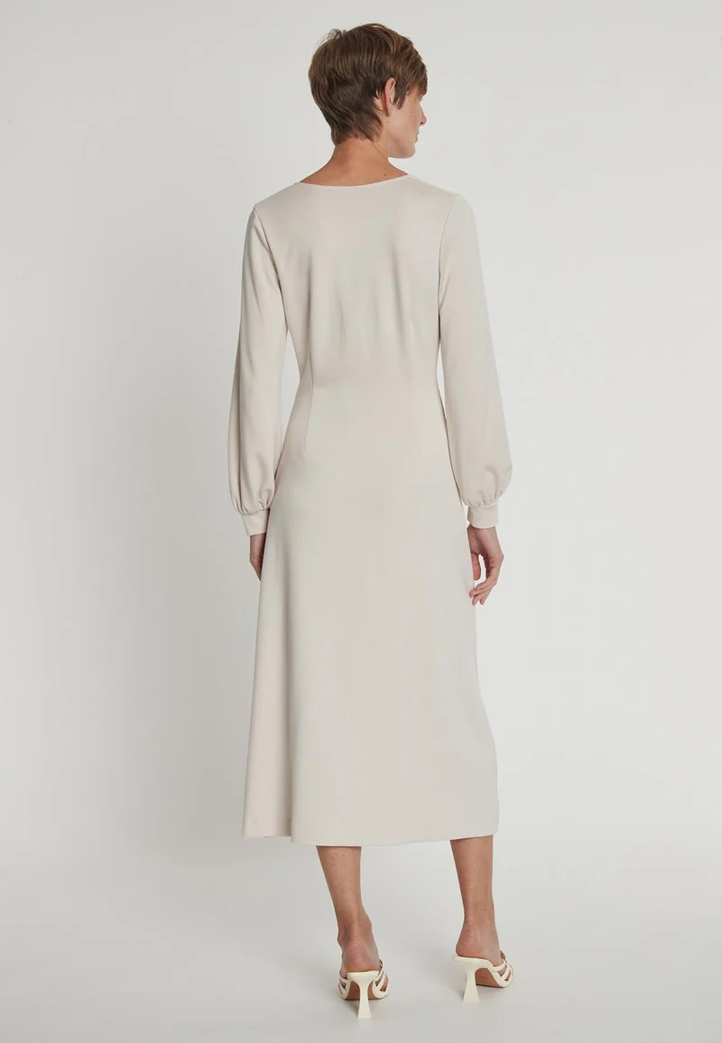 Tailliertes Kleid Hefari