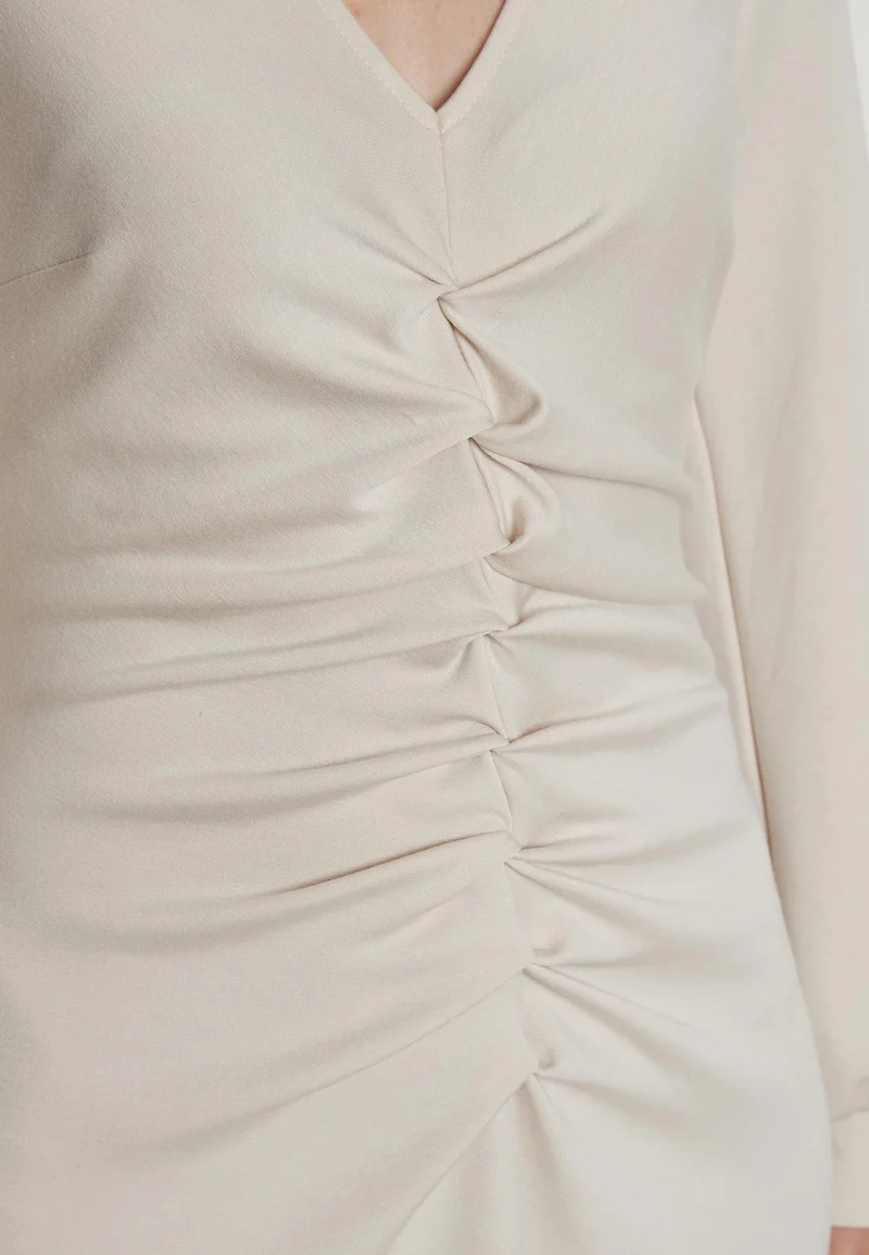 Tailliertes Kleid Hefari
