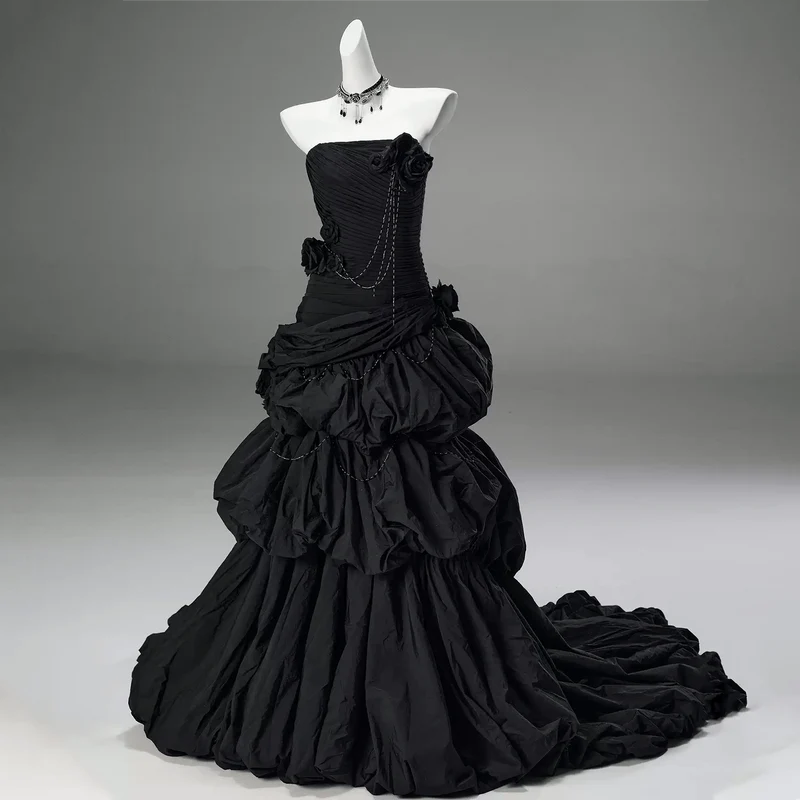 Maßgeschneidertes gotisches 3D-Rosenketten-Stufenkleid mit Raffungen, trägerlos, Abschlusskleid, Hochzeitskleid