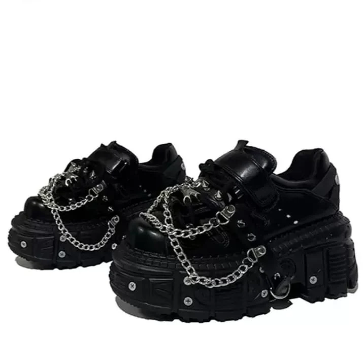 Punkige Damen-Plateauschuhe mit Nieten und Ketten