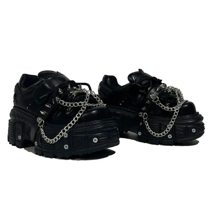 Punkige Damen-Plateauschuhe mit Nieten und Ketten