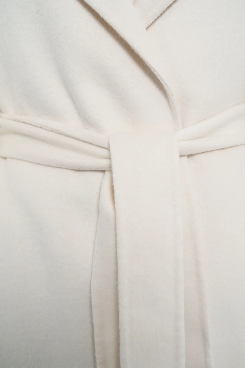 Cappotto con cintura in vita