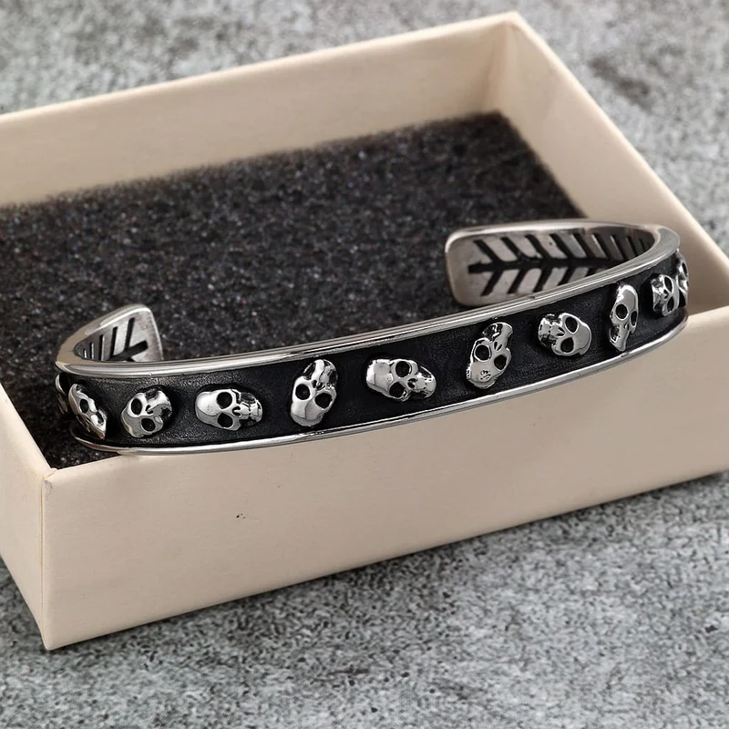 Punk-Armband für Herren mit Totenkopf-Motiv und offenem Verschluss