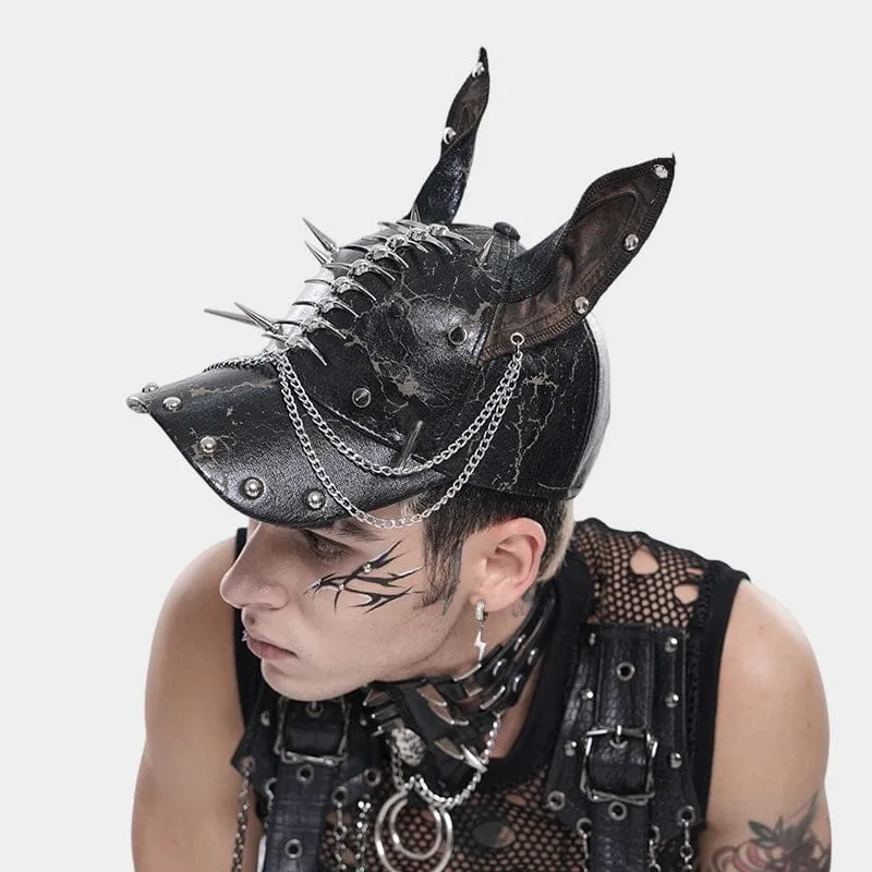 Punkiger Herrenhut mit Nieten und Ketten im Used-Look