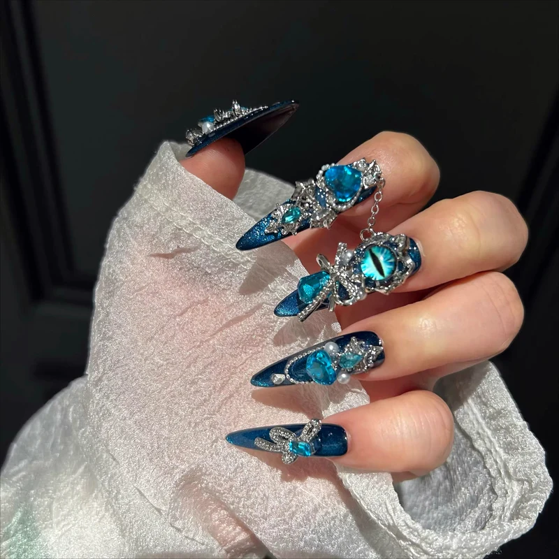 Gothic-Nagelpatch mit Schleife und Augenmotiv für Damen