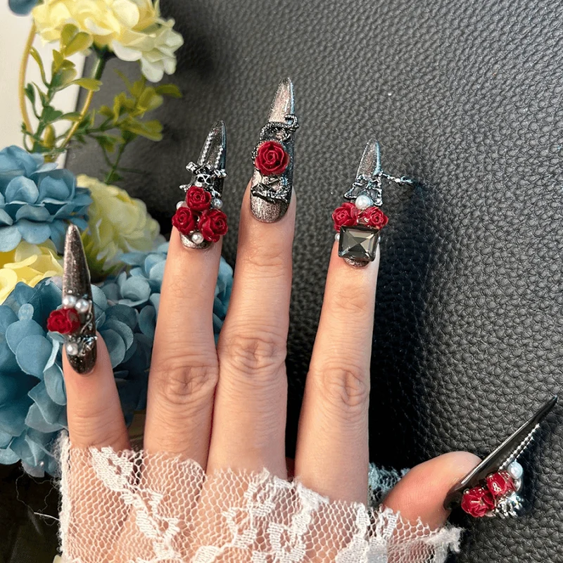Gothic-Nagelpatch mit Rosen- und Perlenmotiv für Damen