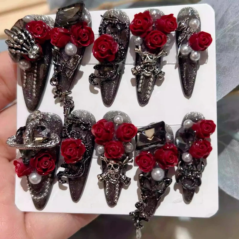 Gothic-Nagelpatch mit Rosen- und Perlenmotiv für Damen