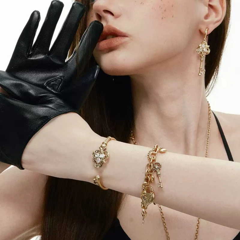Grunge-Armband für Damen mit Strasssteinen und offenem Schlüsseldesign