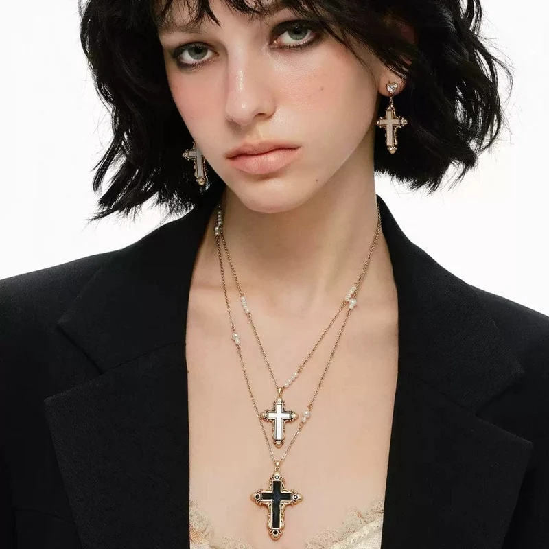 Grunge-Doppellagige schwarz-weiße Kreuzkette für Damen