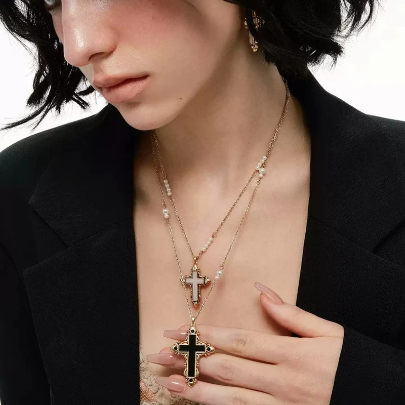 Grunge-Doppellagige schwarz-weiße Kreuzkette für Damen