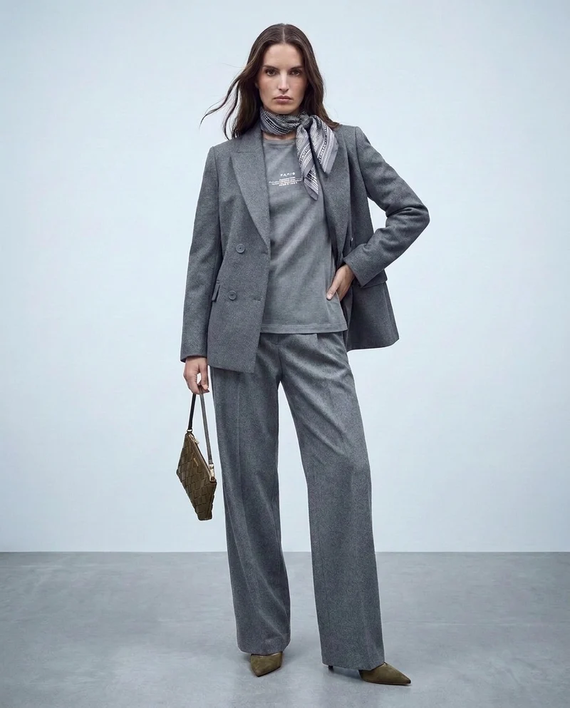 Pantaloni con pieghe stirate in lana