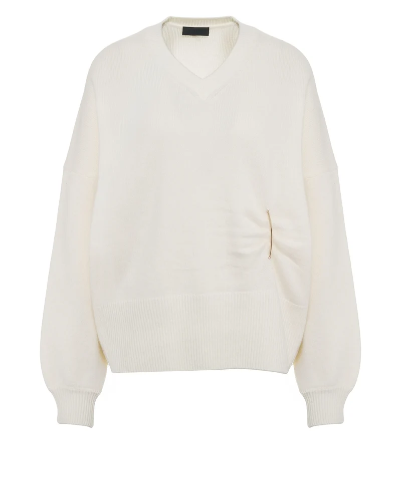 Pullover con spilla