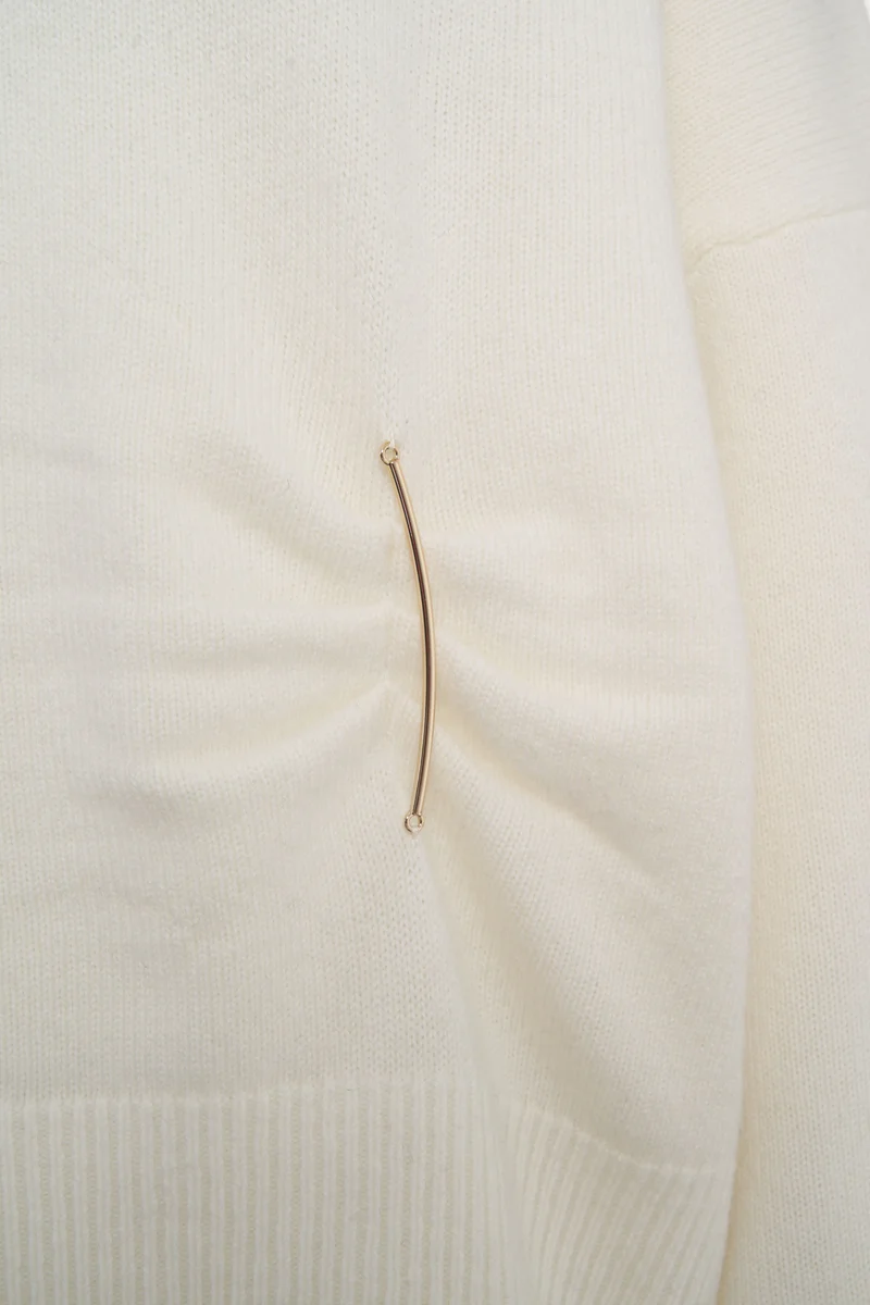 Pullover con spilla