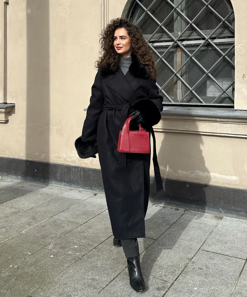 Mantel Jolie mit Felldetails Schwarz