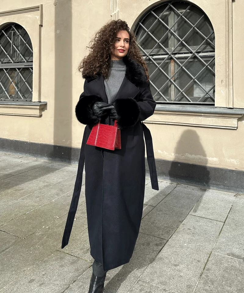 Mantel Jolie mit Felldetails Schwarz
